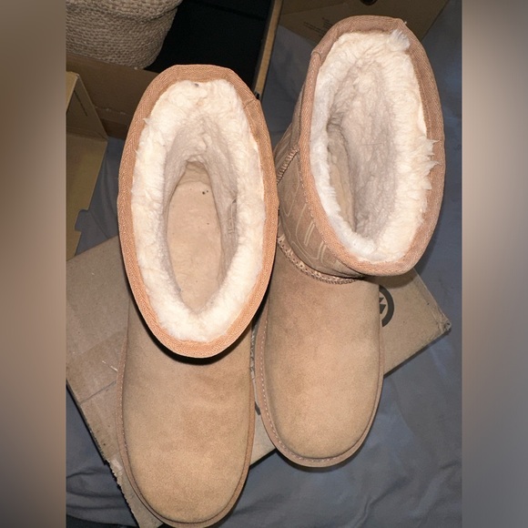 Uggs Classic mini II boot size 9 - Picture 2 of 6